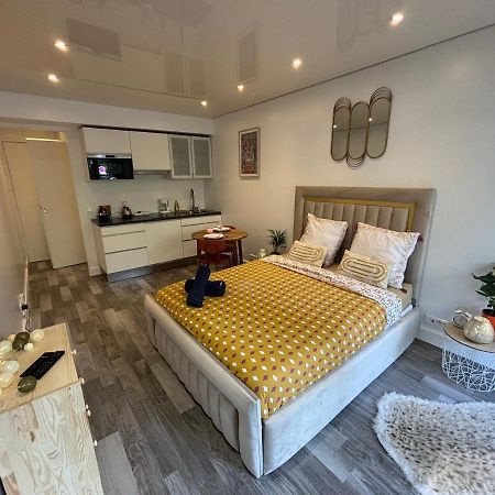 Apartamento Ecrin De Verdure Au Chesnay Et Parking Gratuit Le Chesnay  Exterior foto