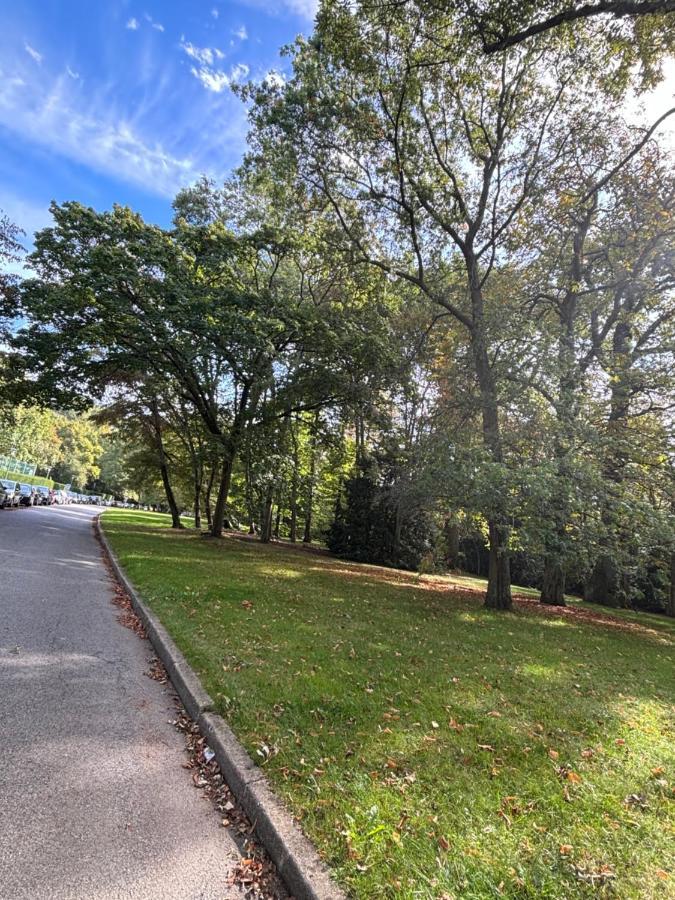 Apartamento Ecrin De Verdure Au Chesnay Et Parking Gratuit Le Chesnay  Exterior foto